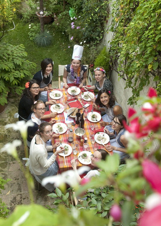 Atelier de cuisine enterrement de vie de jeune fille dans un jardin, chez GuestCooking